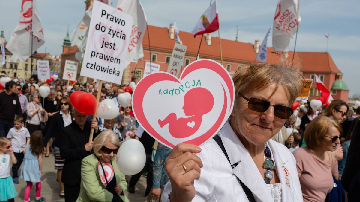 Około 20 tys. osób przeszło dziś ulicami Szczecina w Marszu dla Życia. Hasło 16. edycji akcji brzmiało "Piękni od poczęcia". - Nie chodzi o piękno w wymiarze estetycznym, ale jako o wymiar bytu. Piękno to inaczej wartość życia, godność życia człowieka – powiedział dziś jeden z organizatorów marszu ks. Tomasz Kancelarczyk z Fundacji Małych Stópek. Dodał, że w akcji chodzi o każde życie.