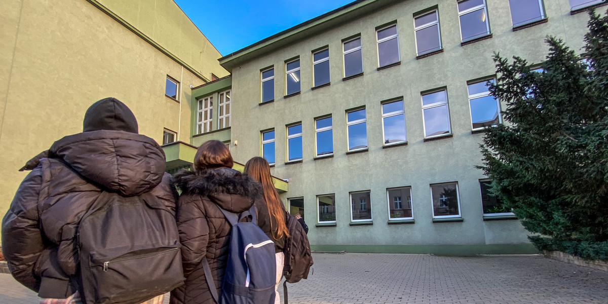 Uczniowie przed jednym z poznańskich liceów.