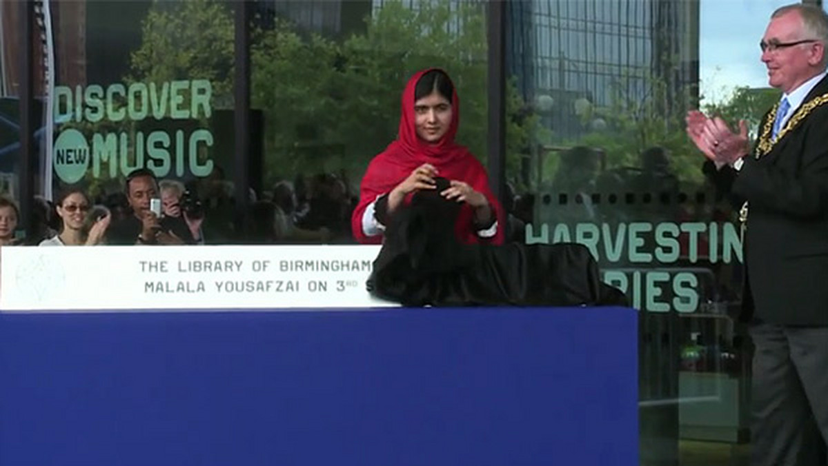 Malala Yousafzai, nastolatka z Pakistanu postrzelona za prowadzenie kampanii na rzecz praw kobiet, otworzyła publiczną bibliotekę w Birmingham, największą tego typu placówkę w Europie.