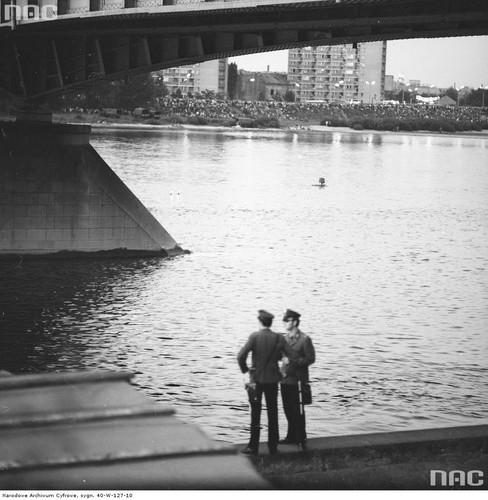 Milicjanci nad Wisłą pod Mostem Śląsko-Dąbrowskim