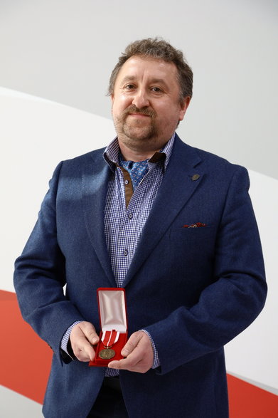 Dyrektor XXXIV LO Dariusz Jakóbek w Łodzi odznaczony medalem Komisji Edukacji Narodowej