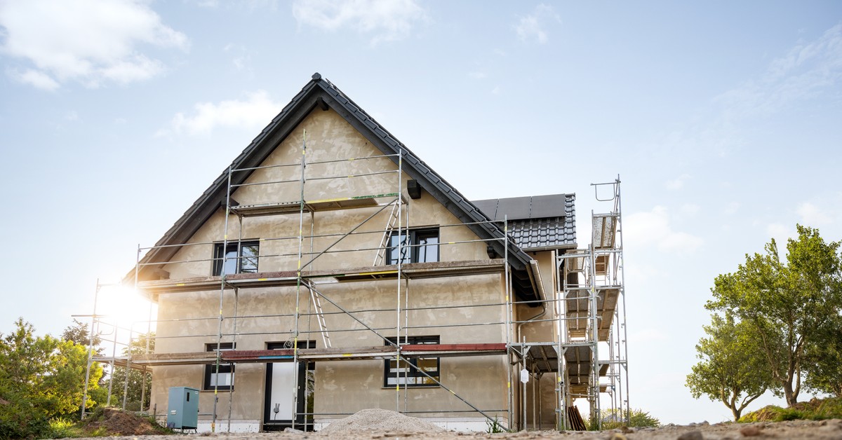 Zmiana zaczyna się od wyboru. Polacy z coraz większą wiedzą, ale przez cały czas potrzebują wsparcia w podejmowaniu decyzji budowlanych [materiał partnera]