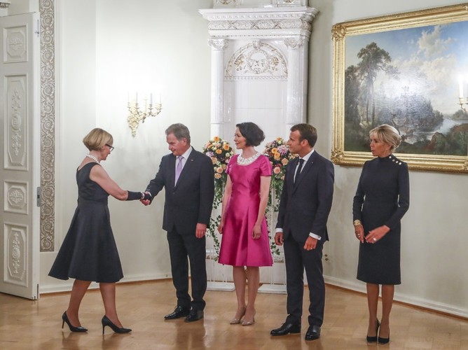 Sauli Niinisto i Jenni Haukio oraz Emmanuel i Brigitte Macronowie