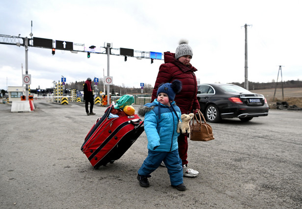 Uchodźcy z Ukrainy po przekroczeniu polsko-ukraińskiego przejścia granicznego w Medyce