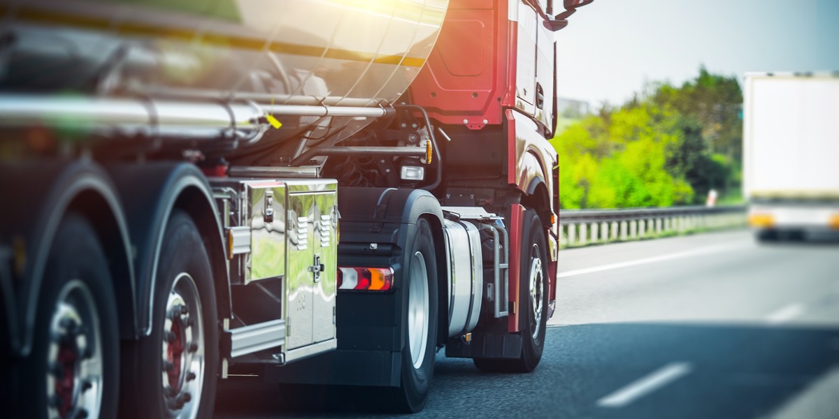 Od czasu wejścia Polski do UE rodzimi przewoźnicy weszli do czołówki w branży transportowej. Jak pisze "DGP", zaczyna to być solą w oku dla ich konkurentów za granicą. 