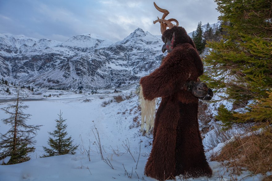 Z krampusem można kupić bombki, a nawet same jego łby do powieszenia na choince - zdj. ilustracyjne