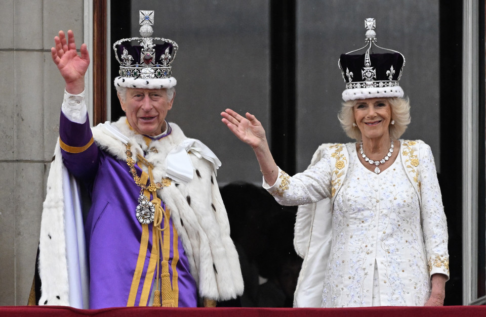 Król Karol III i królowa Kamila na balkonie 