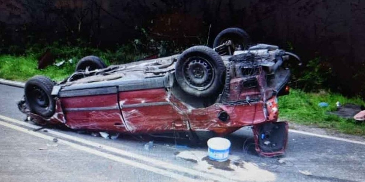 31-latek dachował volkswagenem wioząc dwójkę swoich dzieci.