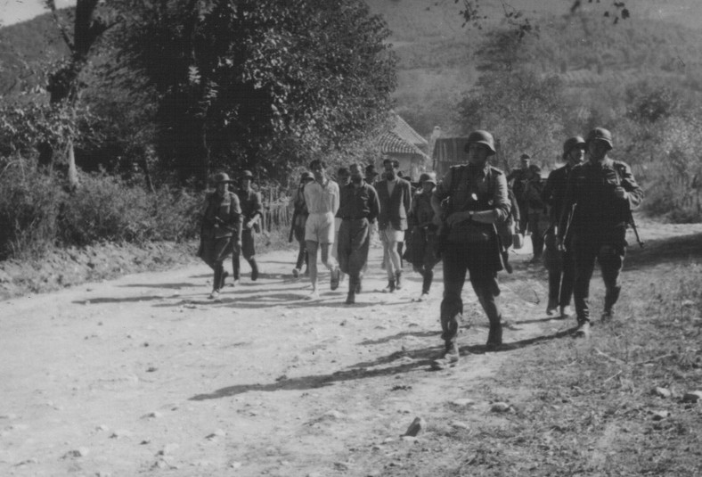 Oddziały niemieckie prowadzące cywilów na egzekucję