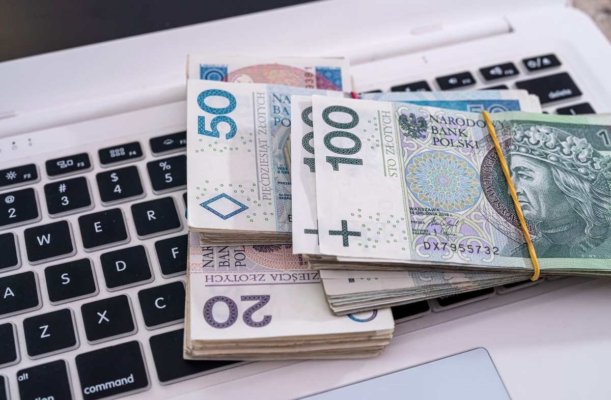 Zdaniem KIS jeżeli rachunek płatnika został obciążony na skutek polecenia wypłaty środków ostatniego dnia grudnia 2024 r., to przychód dla pracownika należy wykazać w informacji PIT-11 za 2024 r. Nie ważne jest, kiedy pieniądze wpłyną na konto pracownika