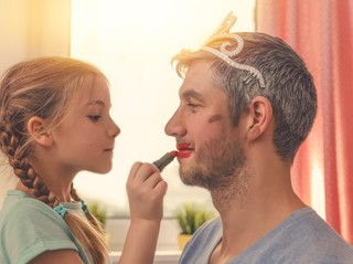 Bardziej równościowe dzieci? Te, których ojcowie byli uprawnieni do urlopu