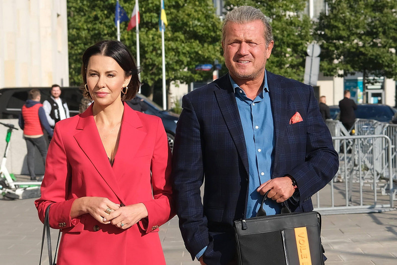Jarosław Jakimowicz i Anna Popek wychodzą z siedziby TVP