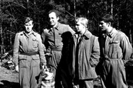 Polska, 1966. Na planie serialu Czterej pancerni i pies.  Wiesław Gołas (L), Franciszek Pieczka (2L), Janusz Gajos (2P), Włodzimierz Press (P) oraz pies Szarik. 