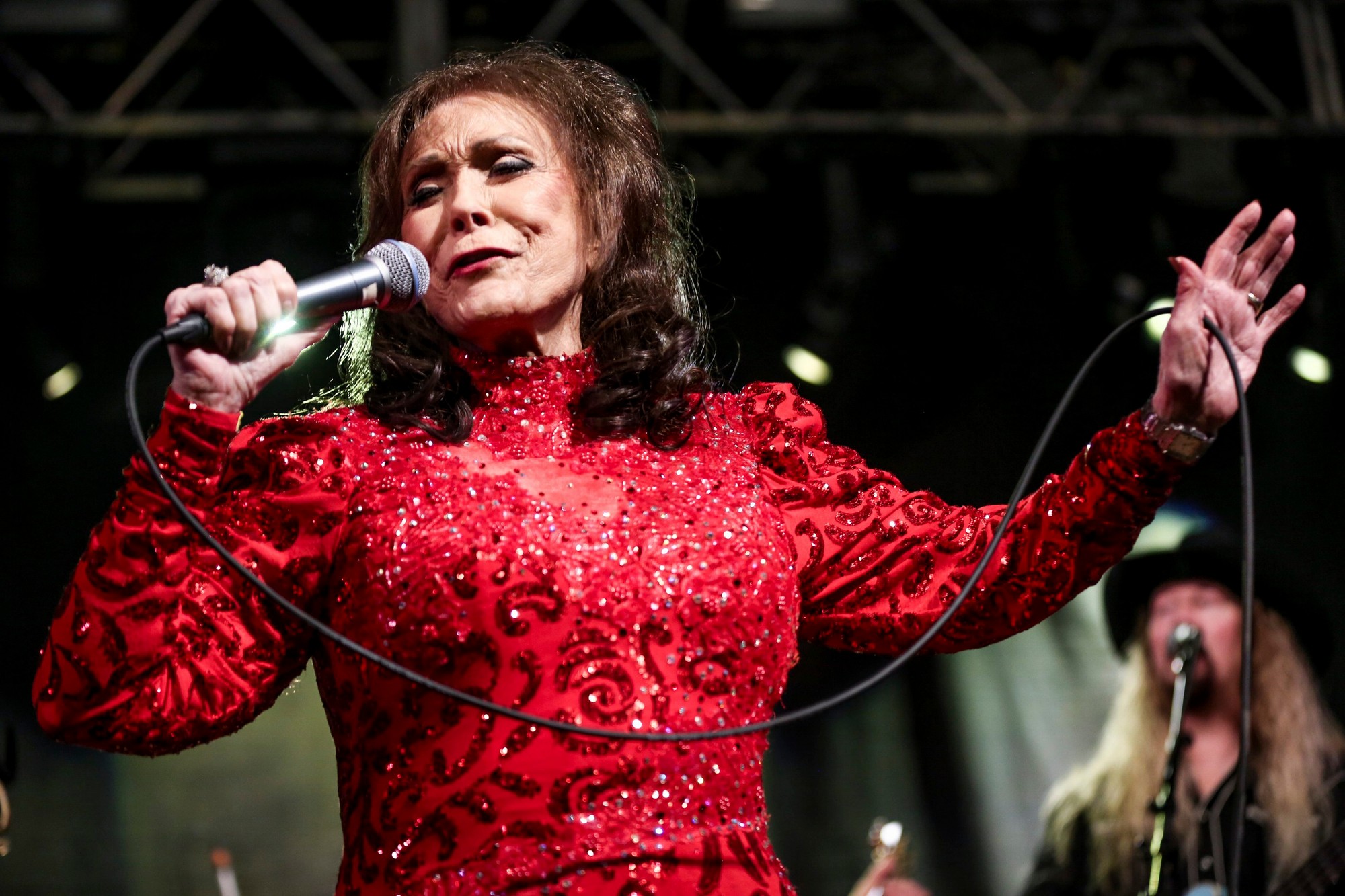 Loretta Lynn si v 60. a 70. rokoch vytvorila vo svete country hudby pozíciu feministky, ktorá si písala aj vlastné texty. 