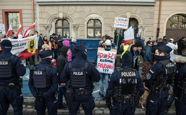 Policja i marsz przeciwników obostrzeń