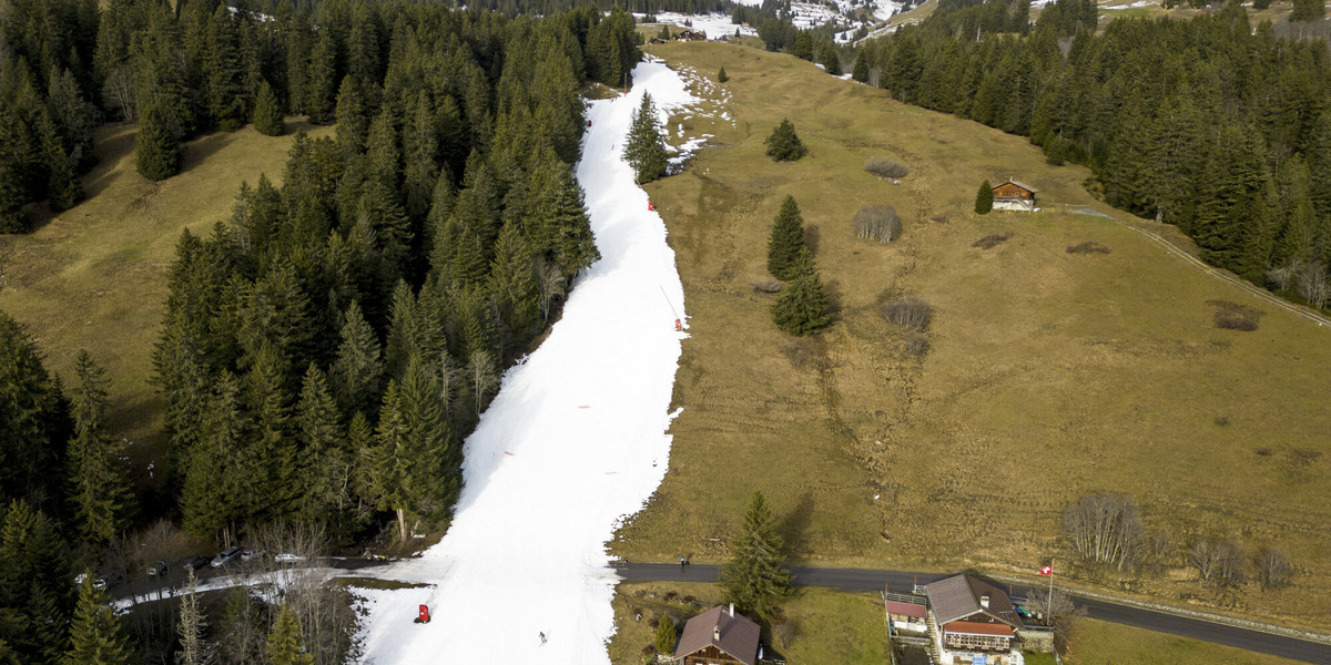 Alpejski kurort Villars-sur-Ollon w Szwajcarii w sobotę 31 grudnia 2022. Sztuczny śnieg widoczny na zdjęciu to jedyna szansa, by pojeździć na stoku położonym na wysokości 1600 m n.p.m.