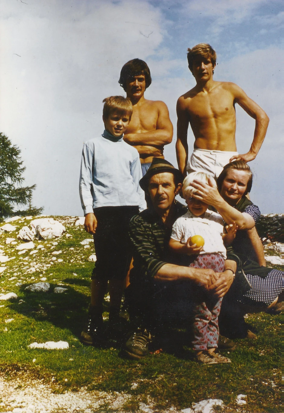 Andrej Karničar (levo) sa braćom Isidorom (gore u sredini), Lukom (desno) i Andrejem (dole u sredini), ocem i majkom 1972. godine | Foto: Andrej Karničar/Privatna arhiva