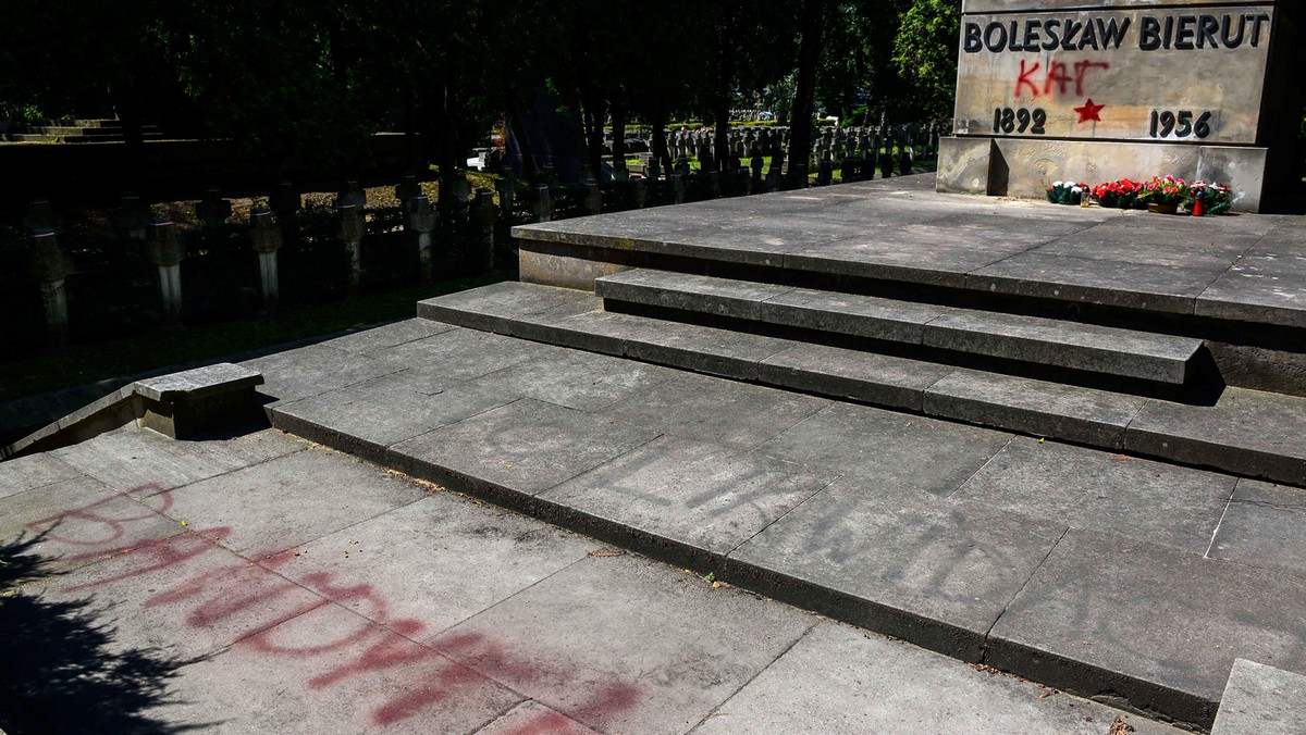 Dzisiaj "za zasadne i legalne" stołeczny sąd uznał zatrzymanie przez policję dwóch osób w sprawie znieważenia nagrobka Bolesława Bieruta na stołecznych Powązkach Wojskowych. Zdarzenie miało miejsce w poniedziałek. Sprawę skomentował również Zbigniew Ziobro. - Zatrzymanie na 48 godz. sprawców było niezasadne, skoro zatrzymani nie byli podejrzewani o poważne przestępstwo - mówił minister sprawiedliwości.