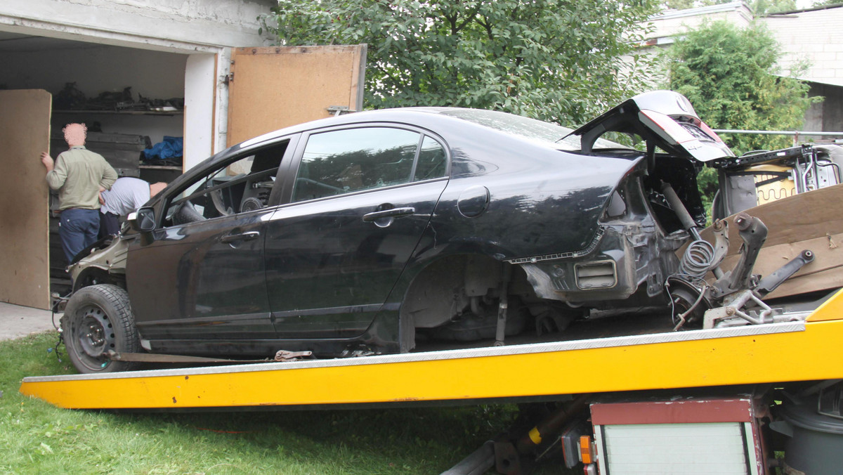 Wpadli w ręce policji, kiedy rozcinali dwie hondy. Kryminalni z Garwolina rozbili grupę paserów, zajmujących się demontażem kradzionych aut. Zatrzymali cztery osoby. W tzw. dziupli samochodowej znaleźli części z kilkudziesięciu aut, skradzionych w różnych rejonach naszego kraju. To już druga w ciągu miesiąca duża akcja mazowieckich funkcjonariuszy.