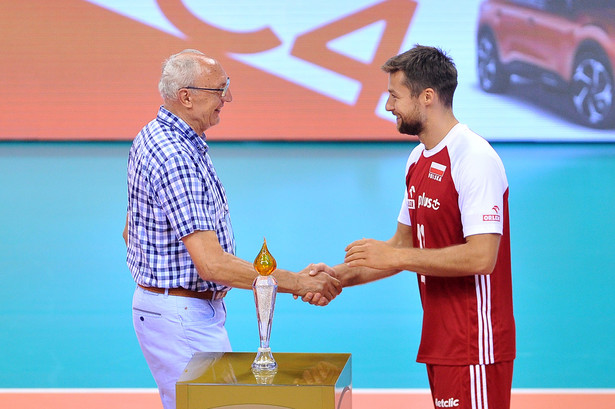 Edward Skorek (L) i kapitan siatkarskiej reprezentacji Polski Michał Kupiak (P) podczas XVIII Memoriału Huberta Jerzego Wagnera w Krakowie w br.