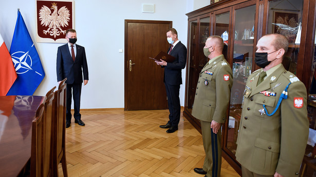 Od lewej: minister Mariusz Błaszczak, gen. bryg. Zenon Brzuszko, gen. bryg. Bogdan Rycerski