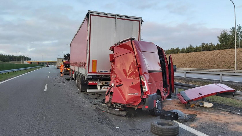 Ciężarówka zmiażdżył busa pomocy drogowej