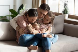 Wypłaty 800 plus sierpień 2025. Wcześniejsze przelewy na koncie już dziś 1 sierpnia! Sprawdź, kiedy dostaniesz pieniądze