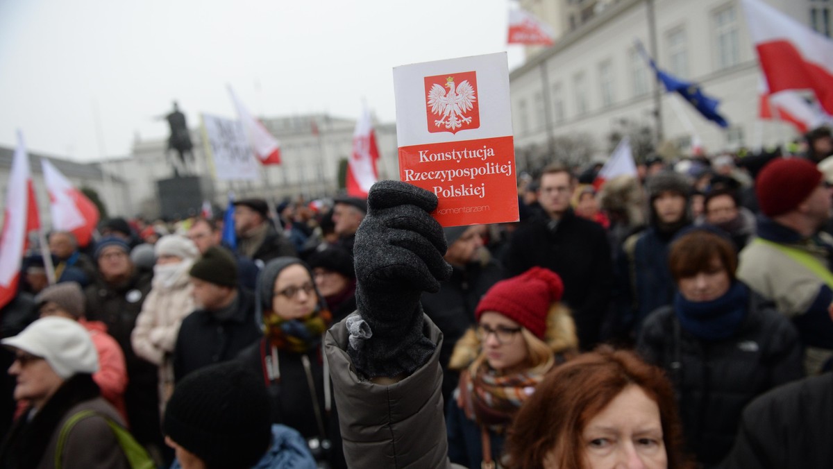 protestujący przed Pałacem Prezydenckim