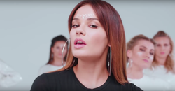 "Parasole" od Natalii Szroeder. Zobacz nowy teledysk wokalistki