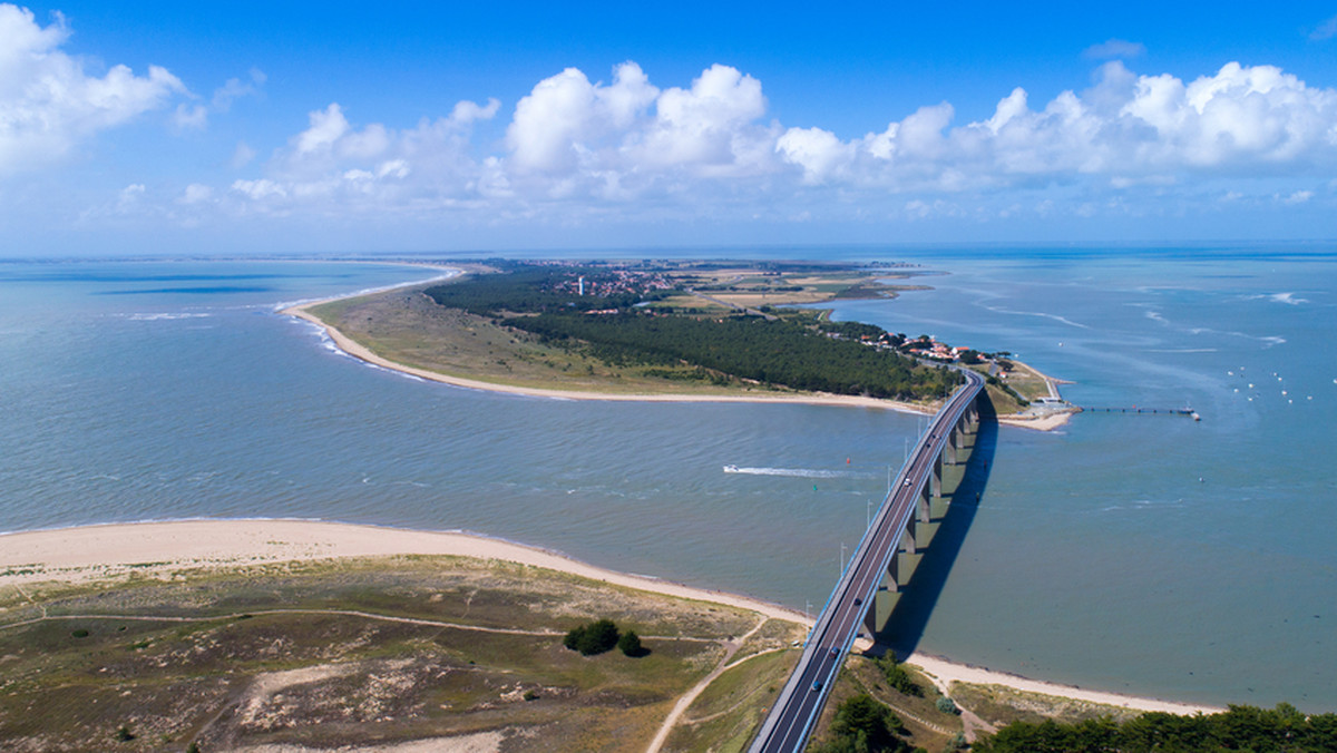 Do kuriozalnego wypadku doszło na wyspie Noirmoutier u wybrzeża Francji. 21-letni mężczyzna utonął w jamie wykopanej przez siebie na plaży, gdy zaskoczył go przypływ.