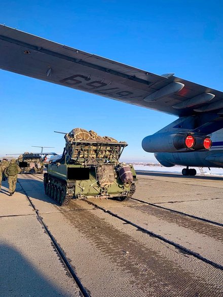 Wojska Powietrznodesantowe Federacji Rosyjskiej przygotowywały się na pokładach około 20 samolotów transportowych Ił-76 do wzięcia udziału w operacji zajęcia Kijowa. Ze względu na opór napotkany przez inne oddziały ostatecznie wylądowały one na Białorusi. Wcześniej uważano, że formacja ta miała wylądować na lotnisku Hostomel zajętym przez desant śmigłowcowy, który jednak nie był w stanie zabezpieczyć przejętego obiektu