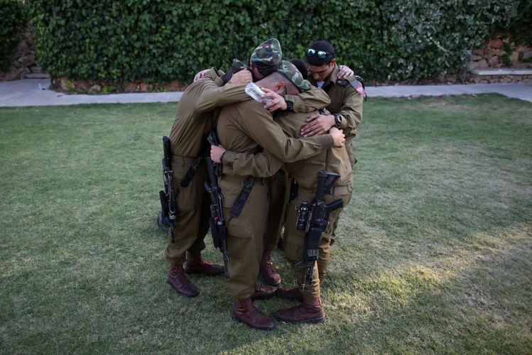 Izraelscy żołnierze opłakują śmierć kolegów