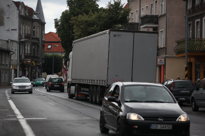 Ciężarówka jedzie ulicą Gdańska