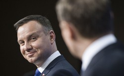 "SE": Duda wygrywa z Tuskiem w sondażu prezydenckim