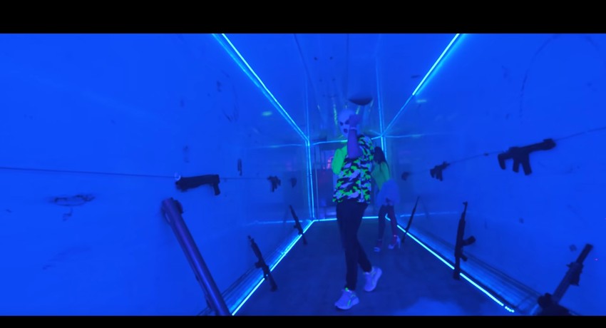 Scena iz spota za pesmu "Uh", repera Devita