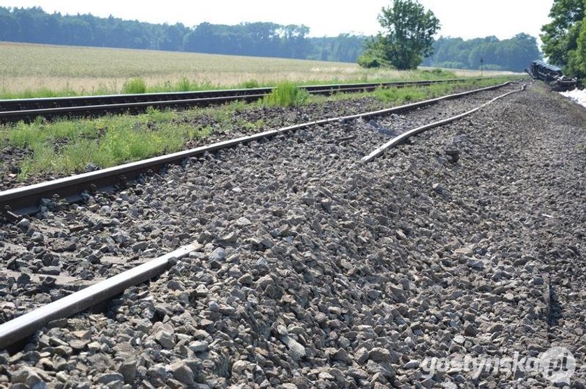 Pociąg wypadł z torów. Wagony leżą w rowie