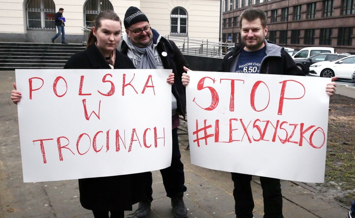 Konferencja prasowa stowarzyszenia Miasto jest Nasze przed Urzędem Dzielnicy Śródmieście przy ul. Nowogrodzkiej