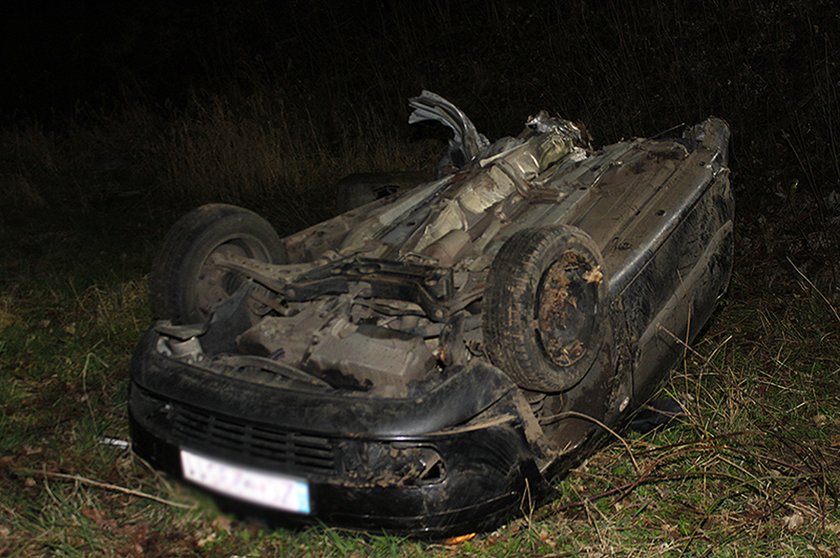 Osobówka uderzyła w drzewo. Auto rozerwało na części!