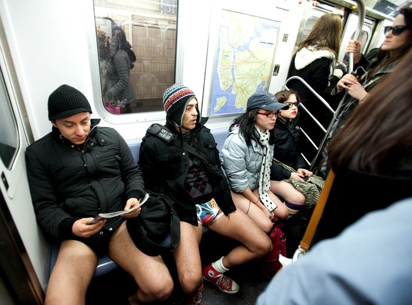 Akcja w metrze: Na trzy wszyscy zdejmują spodnie!
