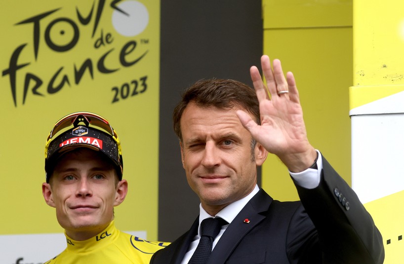 We Francji niespokojnie, a Emmanuel Macron "bawi" na Tour de France