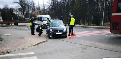 Szok w Zawierciu. Pijana sędzia wbiła się autem w drzewo