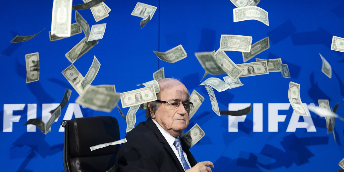 Sepp Blatter mimo zawieszenia otrzymuje pensję od FIFA! 