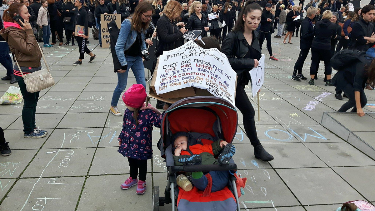 - Nie będzie protestu w rocznicę, ponieważ skupiamy się na działaniach całorocznych. Teraz nie jest czas na protesty, a na konkretne działania. Będziemy zbierać podpisy – zapowiada Bogna Czałczyńska z Ruchu Dziewuchy Dziewuchom. Tymczasem rocznicowy protest zapowiedział na pl. Solidarności KOD.