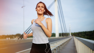 Są łatwiejsze od joggingu, a odchudzają skutecznie. Spróbuj!