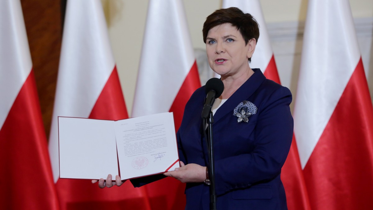 Premier Beata Szydło podpisała rozporządzenie w sprawie utworzenia związku metropolitalnego w województwie śląskim. Jak mówiła, dokument da regionowi ogromne szanse rozwoju, również gospodarczego. Dla tej części Śląska jest to niezwykle ważne - podkreślała Szydło.