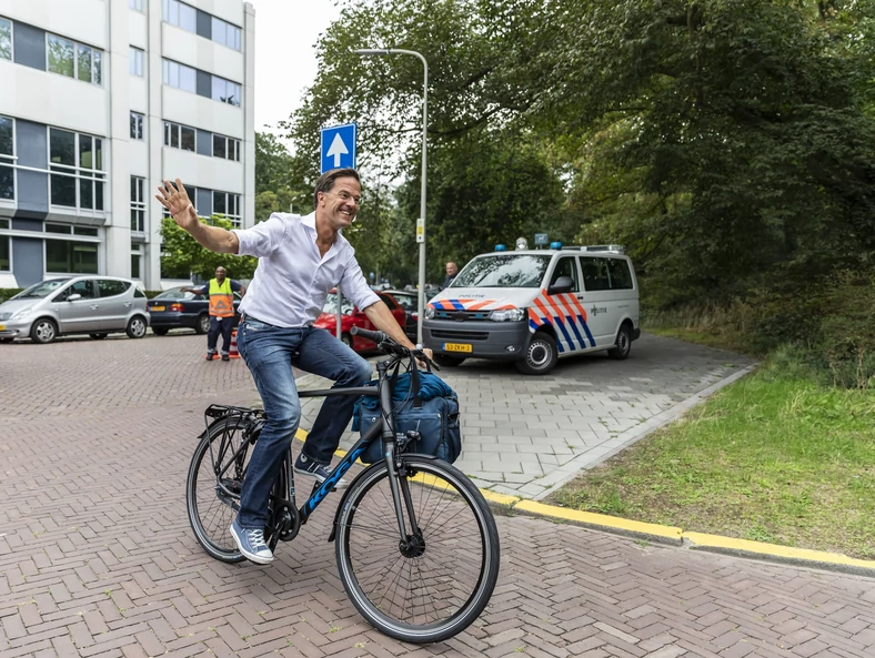 Premier Holandii Mark Rutte w drodze do pracy