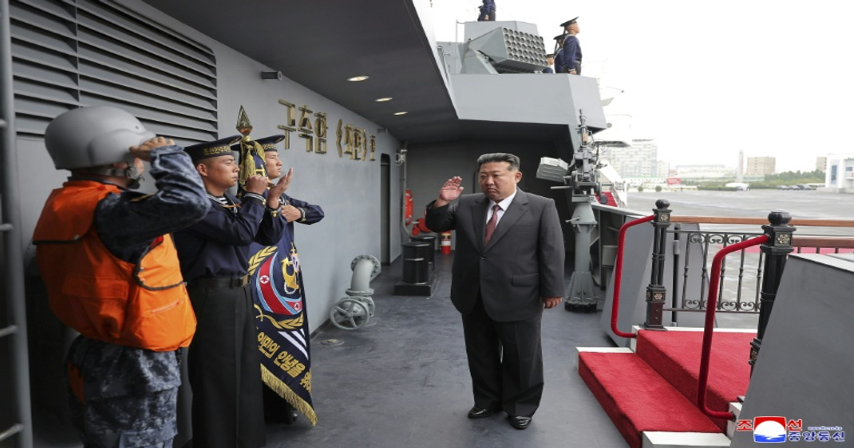 Kim Jong Un inspecte le Choe Hyon, destroyer nucléaire géant