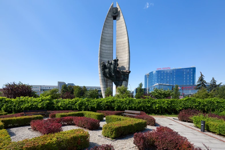 Wielka c*pa", czyli Pomnik Czynu Rewolucyjnego w Rzeszowie - Podróże