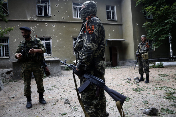 We wschodniej Ukrainie toczą się walki między ukraińską armią a prorosyjskimi separatystami EPA/MAXIM SHIPENKOV