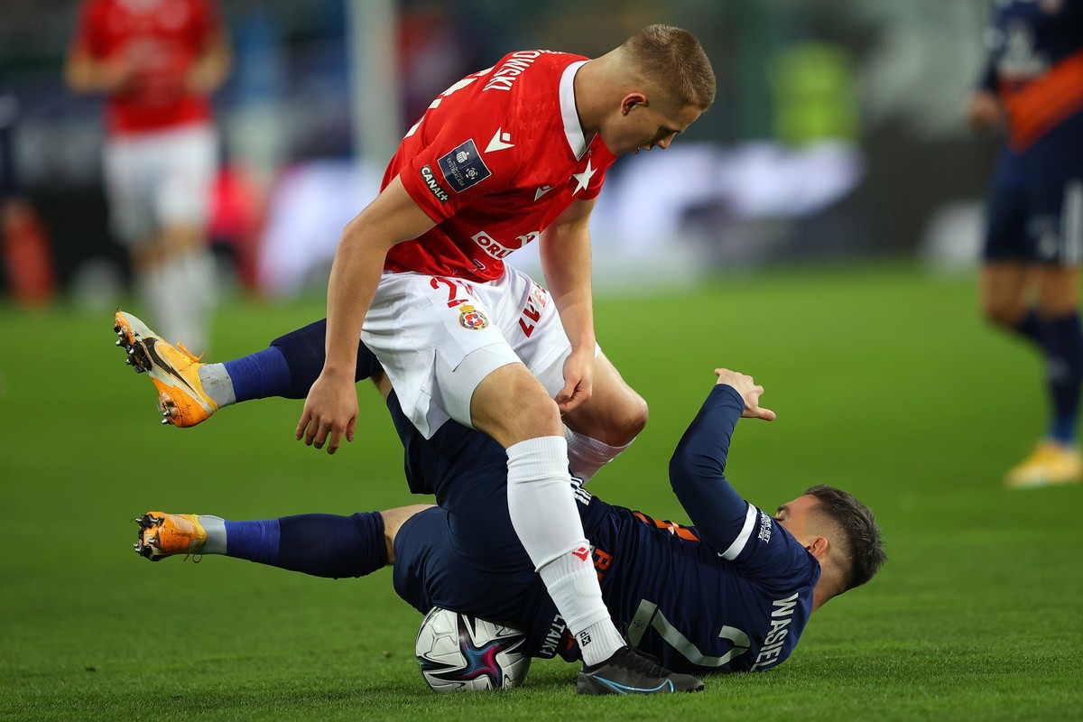 Piłkarz Wisły Kraków Konrad Gruszkowski (przód) i Marcin Wasielewski (tył) z Bruk-Bet Termaliki Nieciecza podczas meczu Ekstraklasy